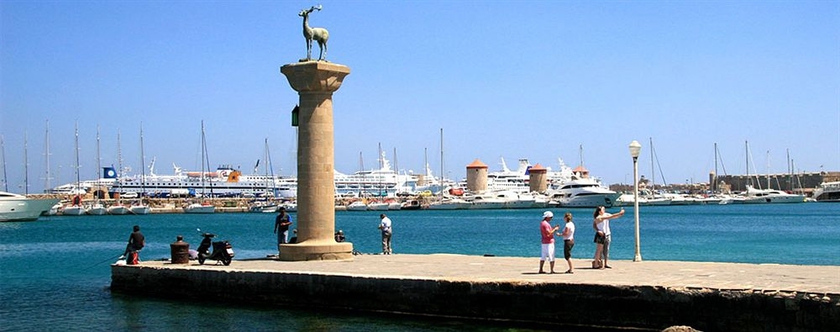 Imagen de los exteriores del Hotel Cathrin. Foto 11