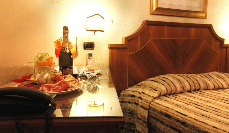 Imagen de la habitación del Hotel Catone. Foto 12