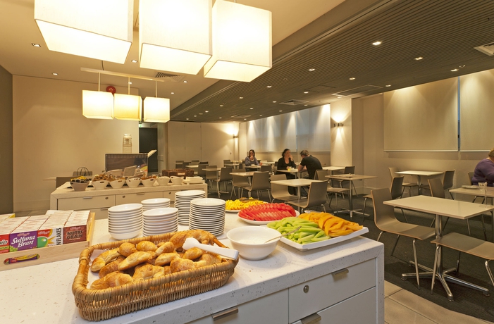 Imagen del bar/restaurante del Hotel Causeway Inn On The Mall. Foto 4