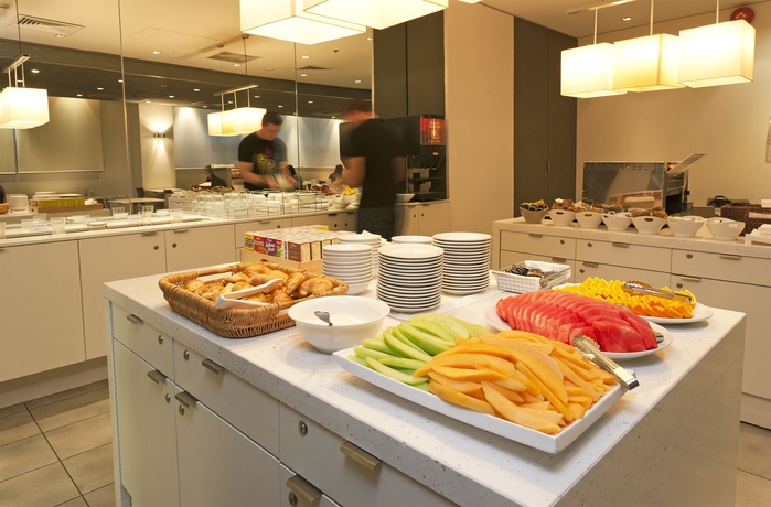 Imagen del bar/restaurante del Hotel Causeway Inn On The Mall. Foto 5