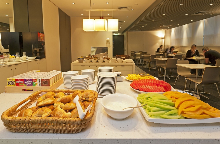 Imagen del bar/restaurante del Hotel Causeway Inn On The Mall. Foto 6