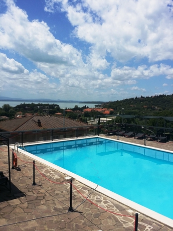Imagen de la piscina del Hotel Cavalieri, Lago Trasímeno. Foto 19