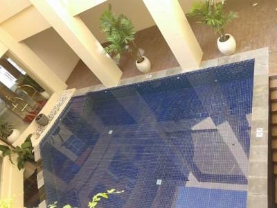 Imagen de la piscina del Hotel Cavinton Yogyakarta By Tritama Hospitality. Foto 5