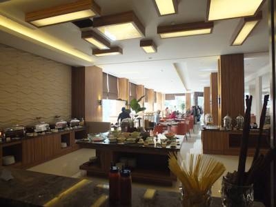Imagen del bar/restaurante del Hotel Cavinton Yogyakarta By Tritama Hospitality. Foto 1