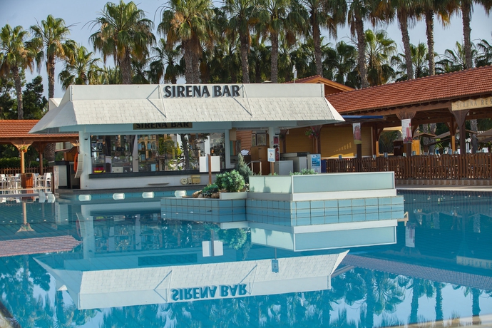 Imagen de la piscina del Hotel Cavo Maris Beach. Foto 16