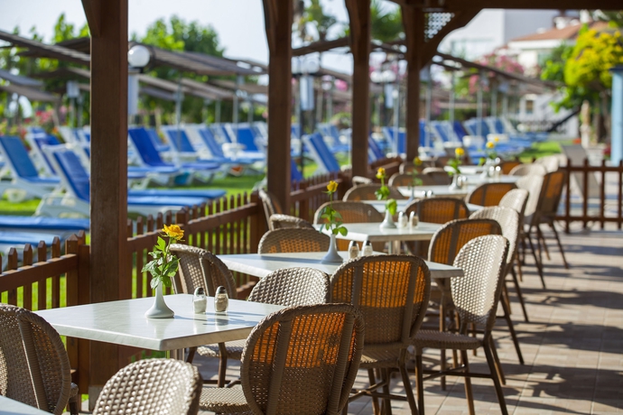 Imagen del bar/restaurante del Hotel Cavo Maris Beach. Foto 2