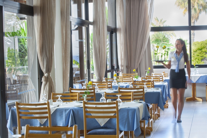 Imagen del bar/restaurante del Hotel Cavo Maris Beach. Foto 3