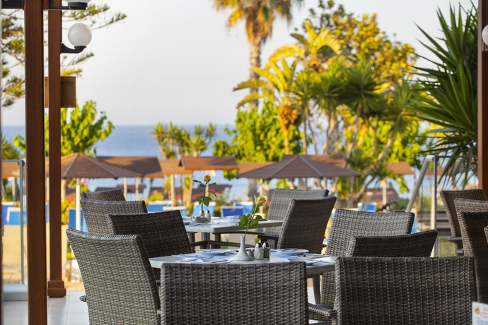 Imagen del bar/restaurante del Hotel Cavo Maris Beach. Foto 4