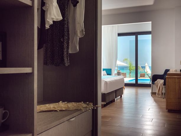 Imagen de la habitación del Hotel Cavo Orient Beach. Foto 16