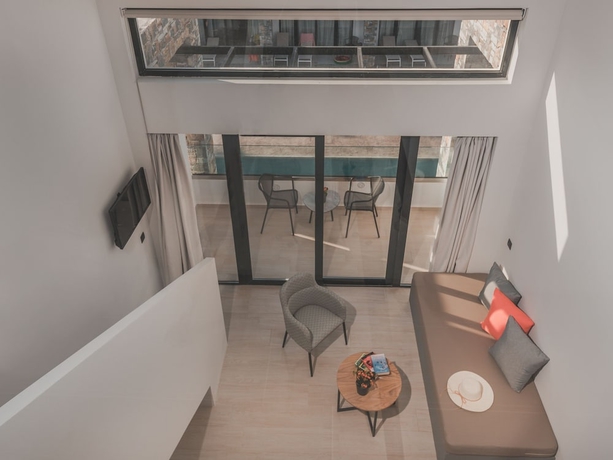 Imagen de la habitación del Hotel Cavo Suites. Foto 13