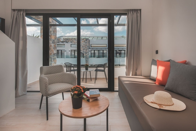 Imagen de la habitación del Hotel Cavo Suites. Foto 14