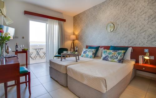 Imagen general del Hotel Cavo Zoe Seaside. Foto 1