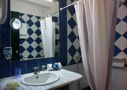 Imagen de la habitación del Hotel Cavos Bay & Studios. Foto 6