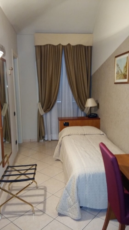 Imagen de la habitación del Hotel Cavour, Asti. Foto 2