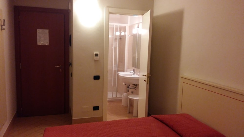 Imagen de la habitación del Hotel Cavour, Asti. Foto 6