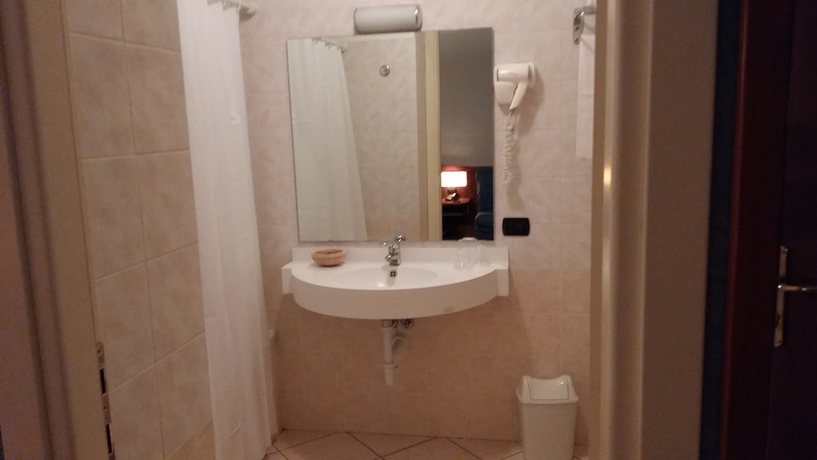 Imagen de la habitación del Hotel Cavour, Asti. Foto 18