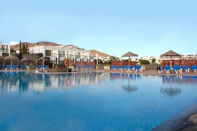 Imagen de la piscina del Hotel Caybeach Papagayos. Foto 17