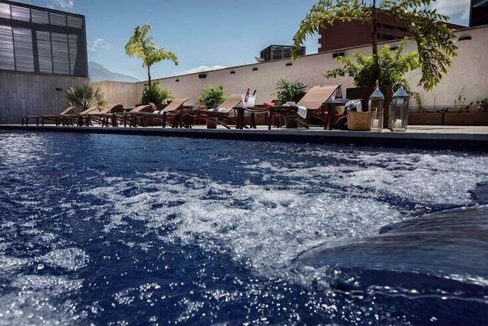 Imagen de la piscina del Hotel Cayena-caracas. Foto 16