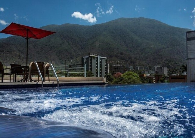 Imagen de la piscina del Hotel Cayena-caracas. Foto 18