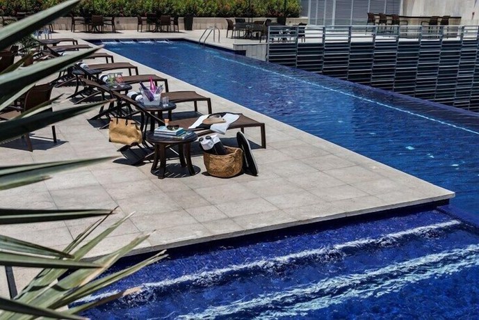 Imagen de la piscina del Hotel Cayena-caracas. Foto 19