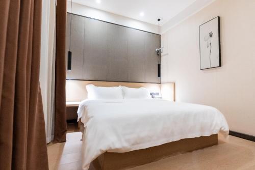 Imagen de la habitación del Hotel 海菲酒店 郑州高铁东站CbD国际会展中心店. Foto 12