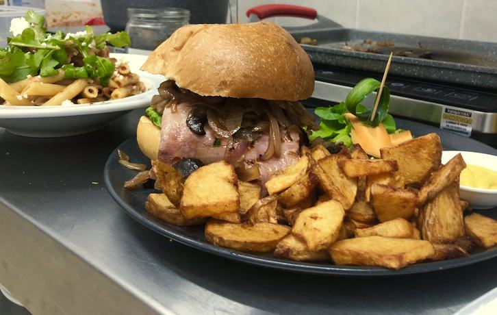 Imagen del bar/restaurante del Hotel Ccb Ionian Suites by Bruskos. Foto 7