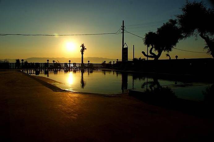 Imagen de la piscina del Hotel &Ccedil;eşme Farm. Foto 19