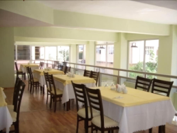 Imagen del bar/restaurante del Hotel &Ccedil;esme Sirin Villa Otel. Foto 4