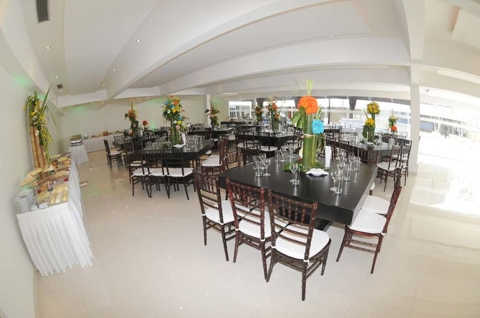 Imagen del bar/restaurante del Hotel Cct. Foto 3