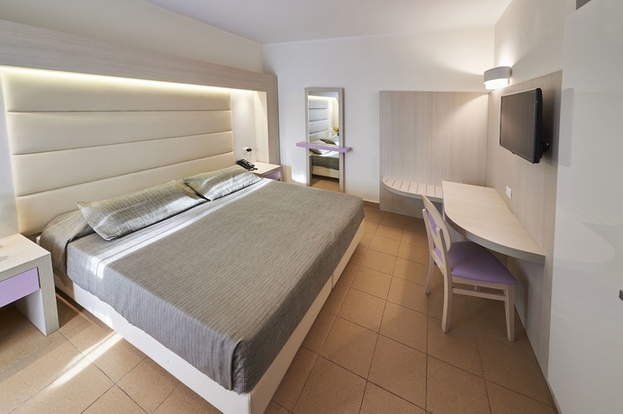 Imagen de la habitación del Hotel Cdshotels Riva Marina Resort. Foto 2