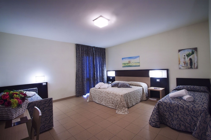 Imagen de la habitación del Hotel Cdshotels Riva Marina Resort. Foto 13