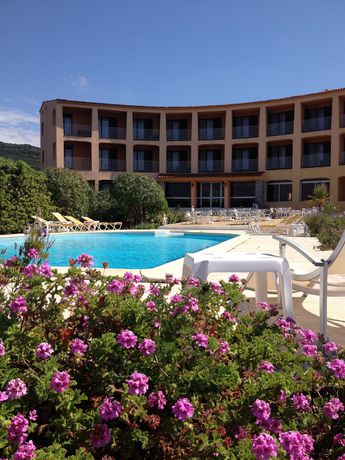 Imagen de la piscina del Hotel C&eacute;line. Foto 15