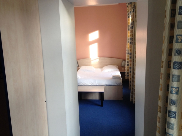 Imagen de la habitación del Hotel C&eacute;sar, Charleville Mezieres. Foto 9