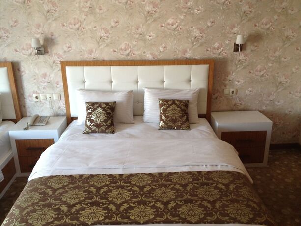 Imagen de la habitación del Hotel Cebeciler Otel. Foto 13