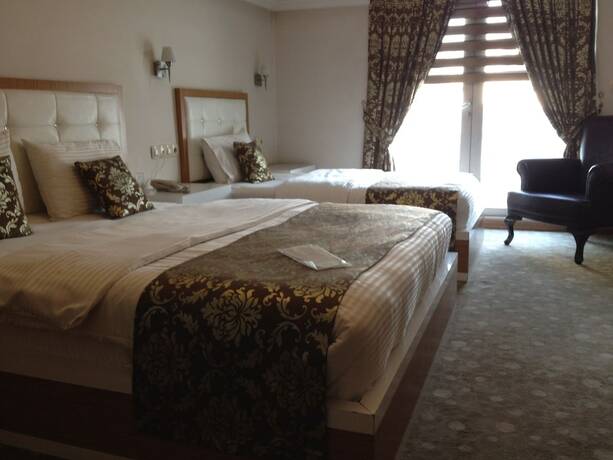 Imagen de la habitación del Hotel Cebeciler Otel. Foto 16