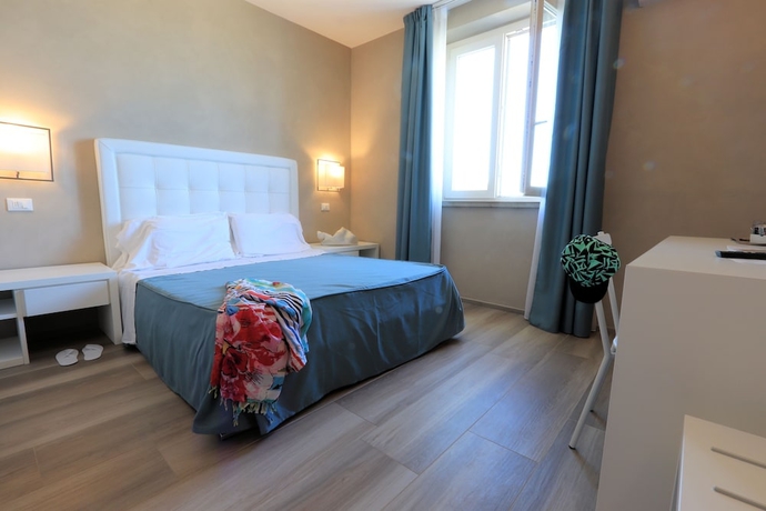 Imagen de la habitación del Hotel Cecina Beach. Foto 10