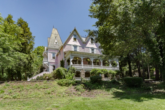 Imagen de los exteriores del Hotel Cedar Crest Inn, Asheville. Foto 15