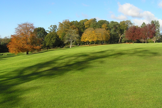 Imagen de los exteriores del Hotel Cedar Falls Health Spa. Foto 13