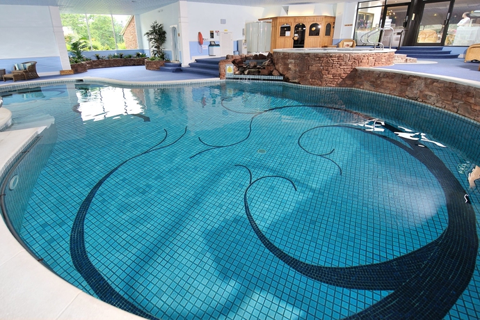 Imagen de la piscina del Hotel Cedar Falls Health Spa. Foto 18