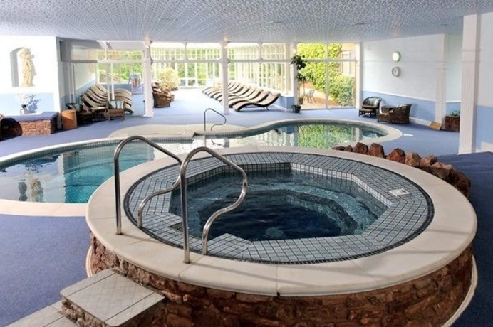 Imagen de la piscina del Hotel Cedar Falls Health Spa. Foto 19