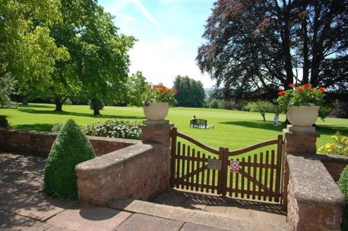 Imagen de los exteriores del Hotel Cedar Falls Health Spa. Foto 14