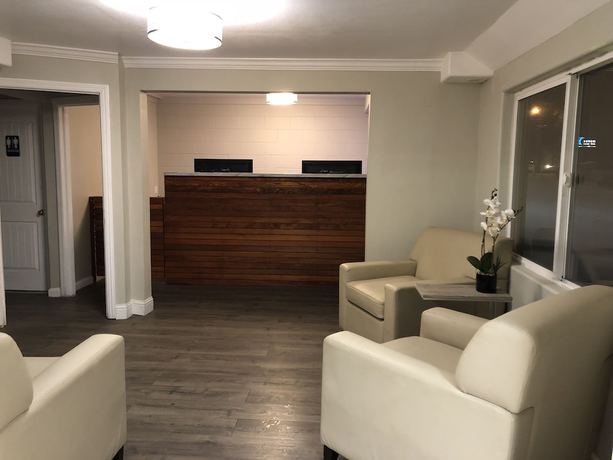Imagen de los interiores del Hotel Cedar Inn and Suites. Foto 18