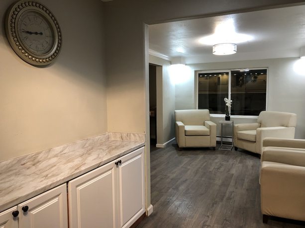 Imagen de los interiores del Hotel Cedar Inn and Suites. Foto 19