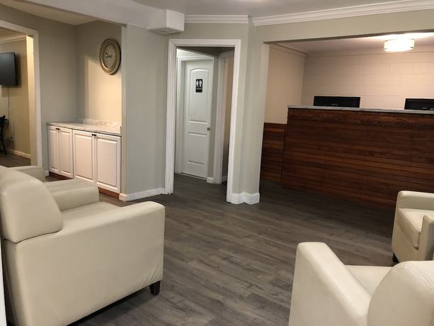 Imagen de los interiores del Hotel Cedar Inn and Suites. Foto 20