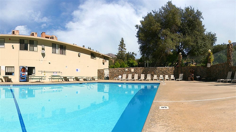 Imagen de la piscina del Hotel Cedar Lodge. Foto 5