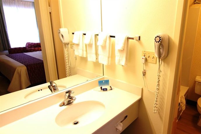 Imagen de los interiores del Hotel Cedar Rapids Inn. Foto 9