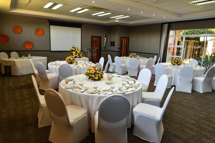 Imagen del bar/restaurante del Hotel Cedarwoods Of Sandton. Foto 2