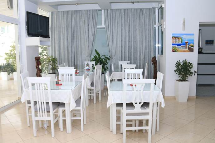 Imagen del bar/restaurante del Hotel Ceko. Foto 2