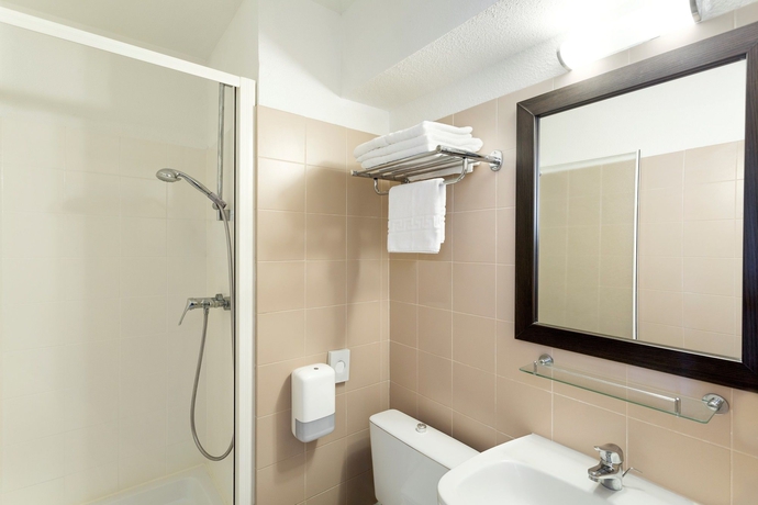 Imagen de la habitación del Hotel Cela Canet Europa. Foto 7