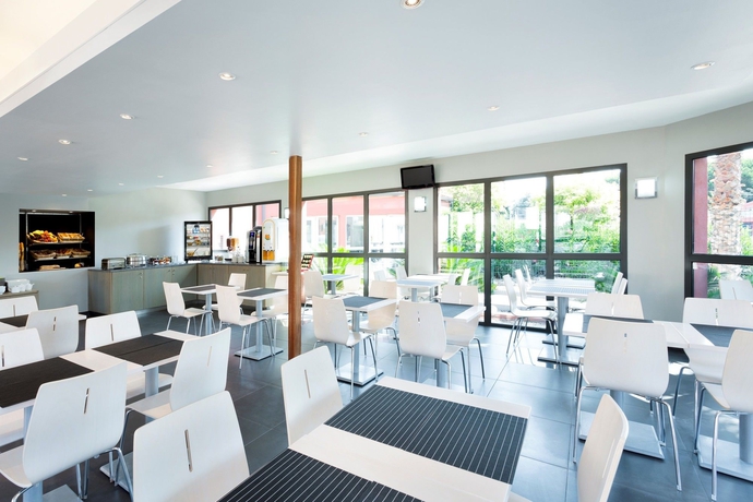 Imagen del bar/restaurante del Hotel Cela Canet Europa. Foto 3